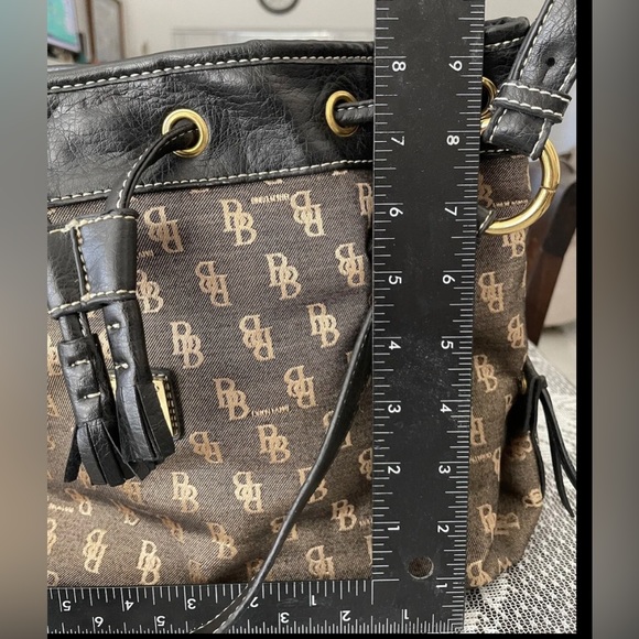 B Brentano bag. Color:brown. Adjustable shoulder strap.